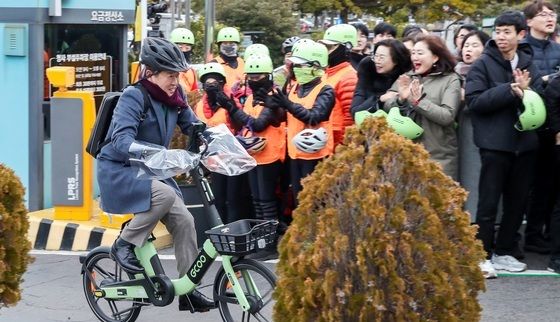 전기자전거 타고 출근하는 오영훈 제주지사