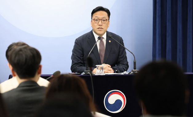 정례 기자간담회 하는 김병환 금융위원장