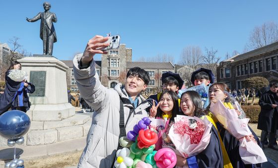 졸업생들 '정든 학교 배경으로'
