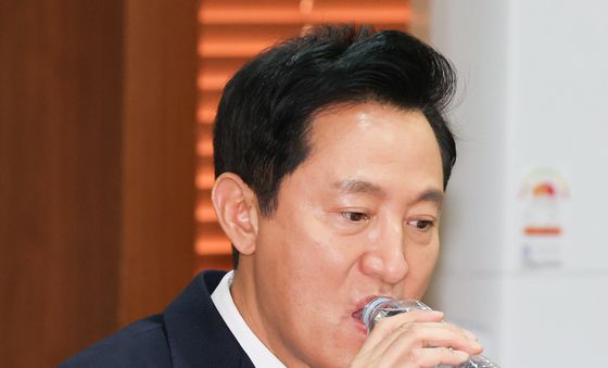 목 축이는 오세훈 시장