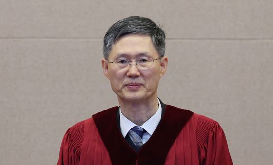 입장하는 문형배 헌재소장 권한대행