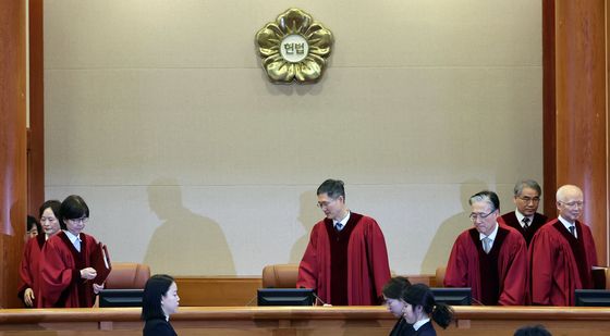 대심판정 입장하는 헌법재판관들