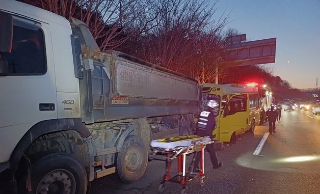 덤프트럭 추돌한 통근버스