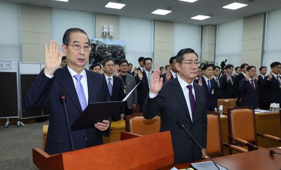 내란국조특위 5차 청문회 선서하는 한덕수 총리