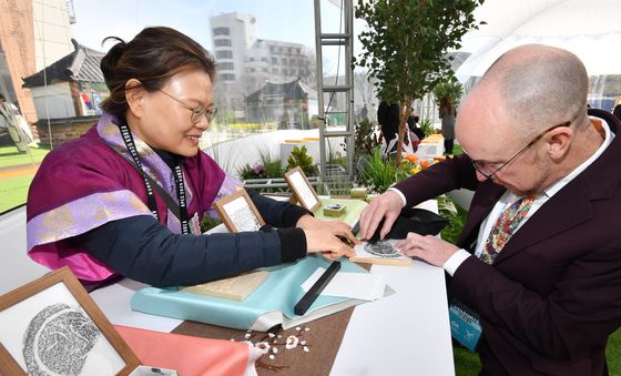 '신라 천년의 미소 꼭 갖고 싶어요'