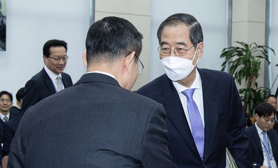 악수하는 한덕수·신원식