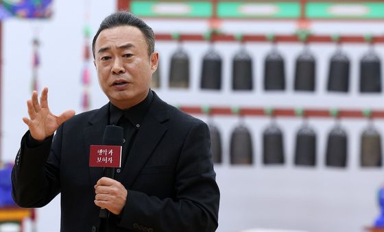 작품 소개하는 김충한 무용단 예술감독