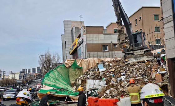 공사현장 가림막 무너져 1명 부상