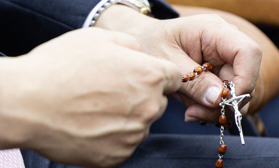 김태효 손에 쥔 묵주