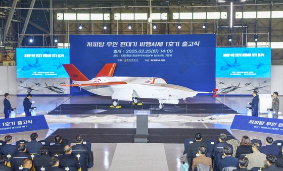 모습 드러낸 저피탐 무인 편대기 기술시범기