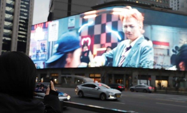 신세계스퀘어에 지드래곤 신곡 뮤비 보러오세요