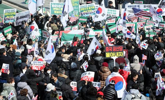 '탄핵 찬반'으로 뒤엉킨 이대생들