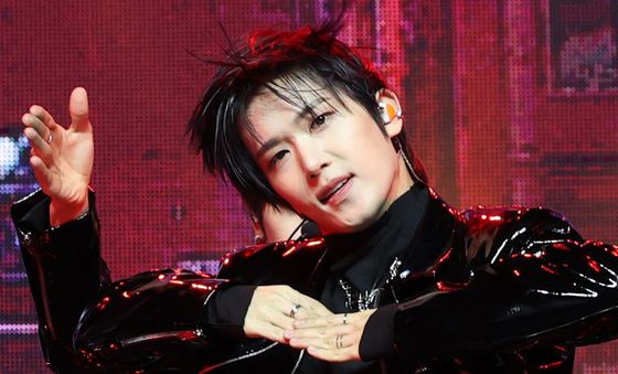 누에라 기현, 무대를 지배하는 자