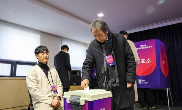 대한축구협회장 선거 투표하는 조광래 대표이사