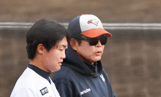 양상문 코치와 대화하는 정우주