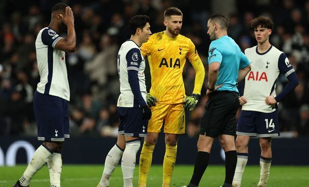 [포토] 골키퍼 비카리오와 심판 판정 기다리는 손흥민