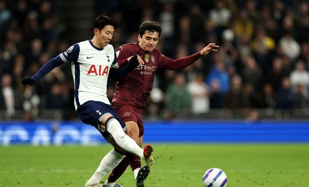 [포토] 맨시티의 압두코디르 쿠사노프와 볼 다투는 손흥민