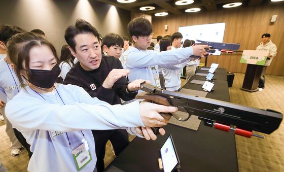 사격 체험하는 KT '디지털 디톡스 캠프' 참가자들