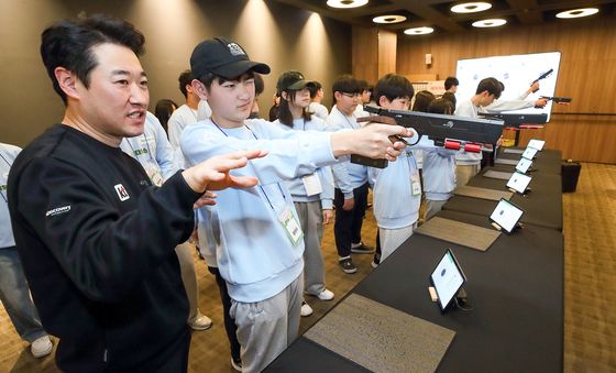 사격 체험하는 KT '디지털 디톡스 캠프' 참가자들