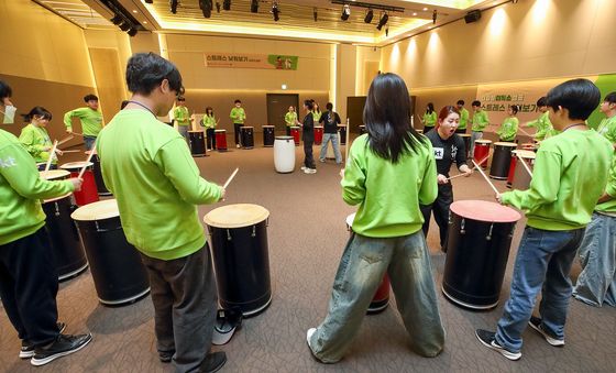 난타 합주 하는 KT '디지털 디톡스 캠프' 참가자들