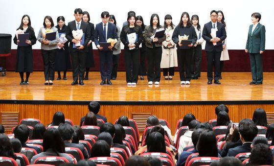 이제 학교로 갑니다