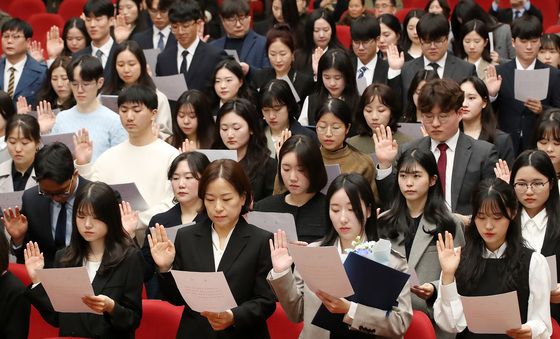 선서하는 신규임용교사