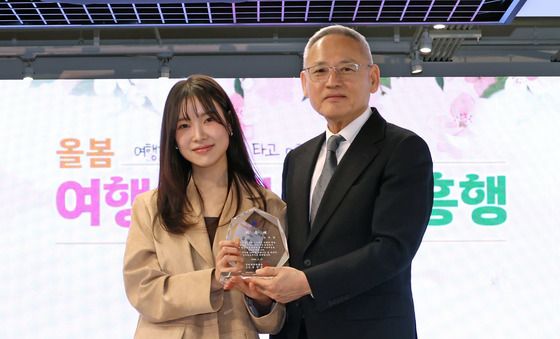 배우 김아영에게 홍보대사 위촉패 전달하는 유인촌 장관