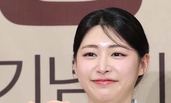 홍주연, 한복 입고 고운 하트