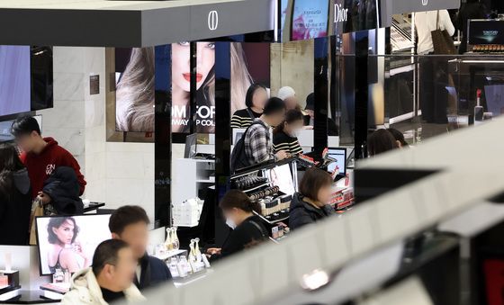 외국인 관광객 급증에도 관광수지 적자 여전