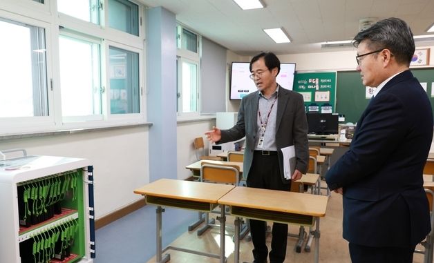 학교 디지털 인프라 개선 상황 점검나선 오석환 차관
