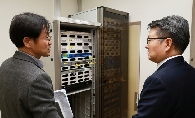 AI 교과서 도입 대비 학교 인프라 점검하는 오석환 차관