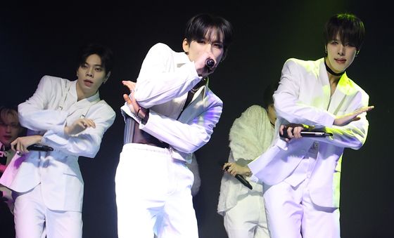 쓰리웨이, 화려한 데뷔 무대