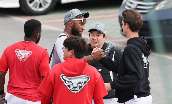 SSG 애더슨·KT 로하스 '오키나와 인사'