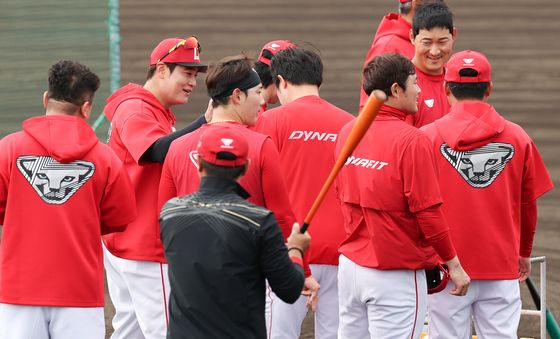 선수들과 대화하는 추신수