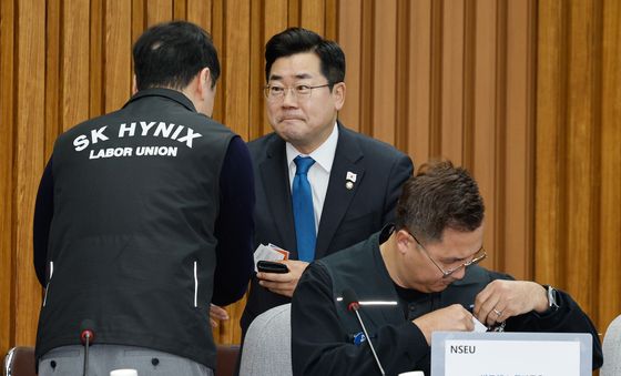 정광현 부위원장과 인사하는 박찬대 원내대표