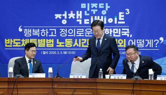 토론회 입장하는 이재명 대표