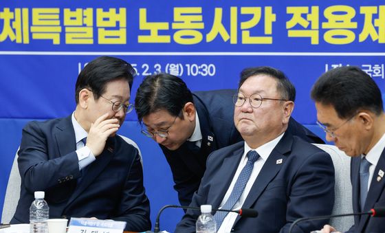 귀엣말하는 이재명 대표