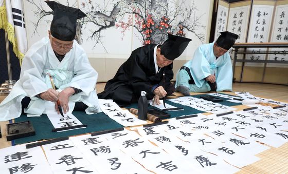 정성스럽게 입춘첩 쓰는 유림들