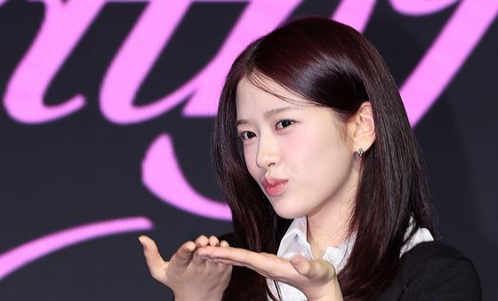 아이브 안유진, 귀엽게 입술 쭉!