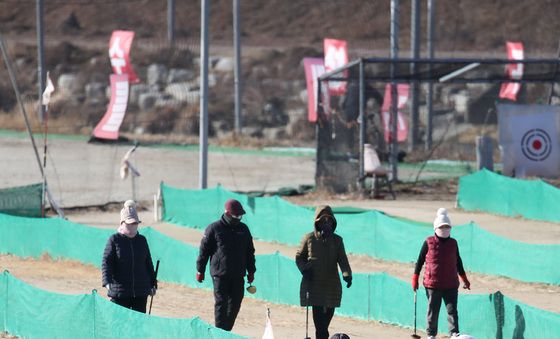 꽃샘추위 잊은 채 파크골프 삼매경