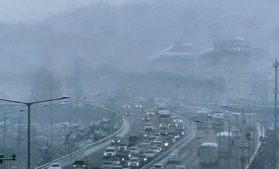 폭설에 차량 정체