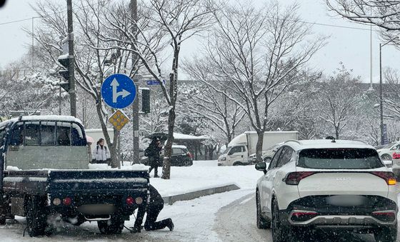 빙판길에서 못 나오는 트럭