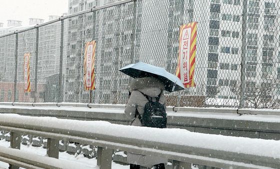 우산 쓰고 눈 피하는 시민