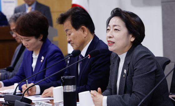 개회사하는 황정아 위원장