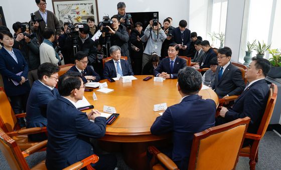 여야정 '원탁에 둘러앉아'