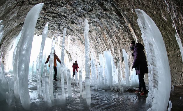 입춘 한파에 다시 자란 역고드름