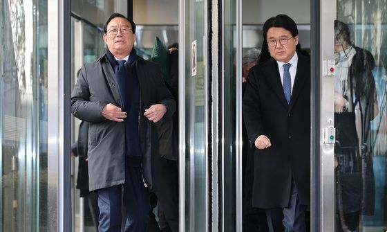 항소심 무죄 선고받고 법원 나서는 송철호·황운하