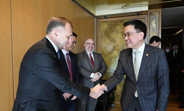 주한 루마니아 대사와 인사 나누는 최상목 권한대행