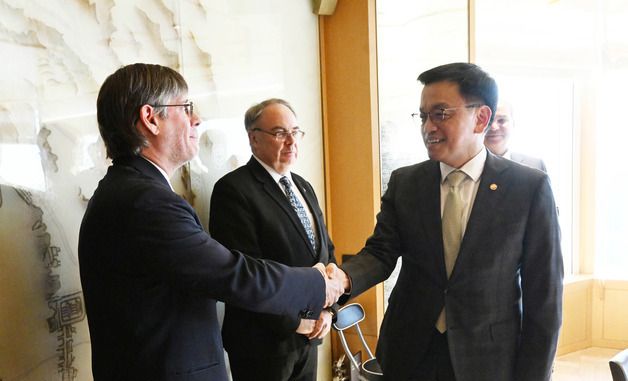 주한 페루 대사와 인사 나누는 최상목 권한대행