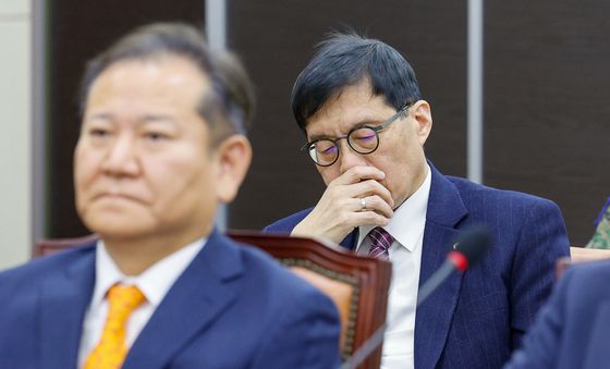 생각에 잠긴 이창용 한은 총재